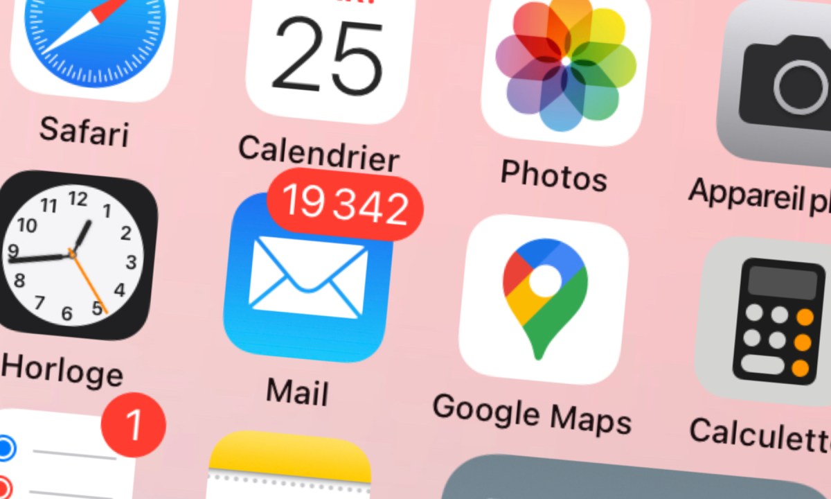 Beaucoup de mails non lus sur un iPhone. // Source : Capture d'écran Numerama