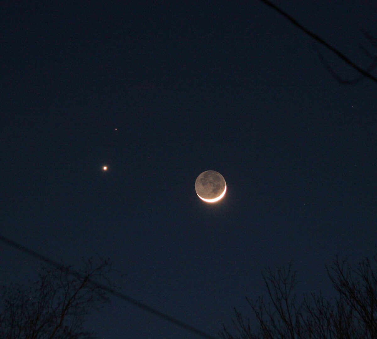 Mars, Vénus et la Lune (avec sa lumière cendrée) // Source : Flickr/CC/John Cudworth (photo recadrée)