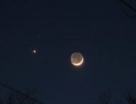 Mars, Vénus et la Lune (avec sa lumière cendrée) // Source : Flickr/CC/John Cudworth (photo recadrée)