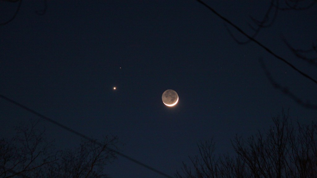 Mars, Vénus et la Lune (avec sa lumière cendrée) // Source : Flickr/CC/John Cudworth (photo recadrée)