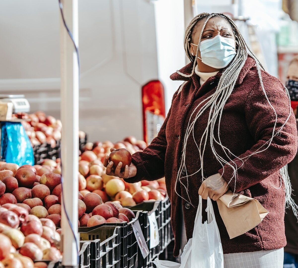 Le risque de transmission à l'extérieur est très faible. Porter son masque en extérieur peut être prudent dans des moments où du monde est rassemblée. // Source : Pexels