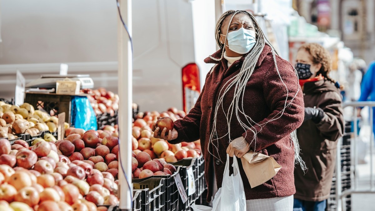 Le risque de transmission à l'extérieur est très faible. Porter son masque en extérieur peut être prudent dans des moments où du monde est rassemblée. // Source : Pexels