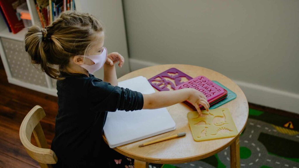 Le protocole sanitaire dans les écoles a changé // Source : Kelly Sikkema / Unsplash