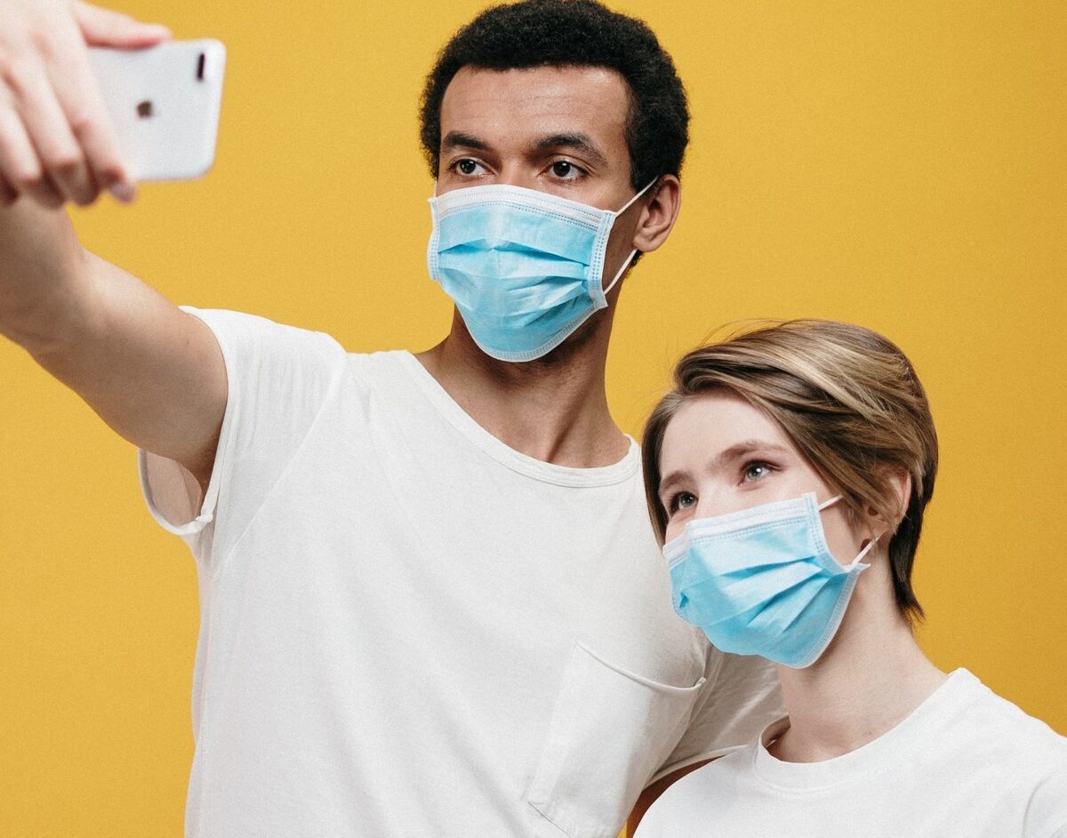 Selfie avec un masque chirurgical. // Source : Pexels