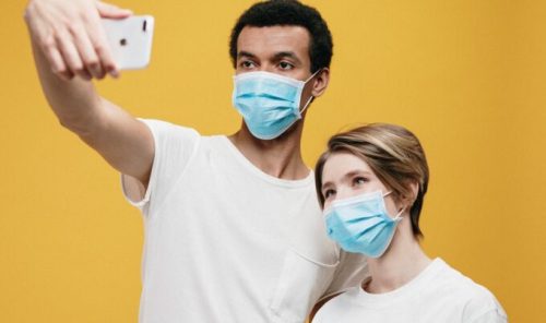 Selfie avec un masque chirurgical. // Source : Pexels