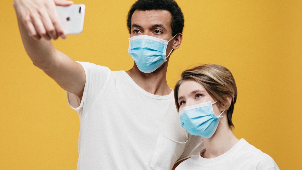 Selfie avec un masque chirurgical. // Source : Pexels