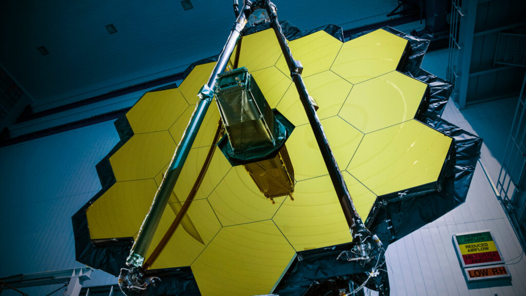 Le miroir doré du JWST en 2016. // Source : NASA/Goddard/Chris Gunn via Flickr (photo recadrée)