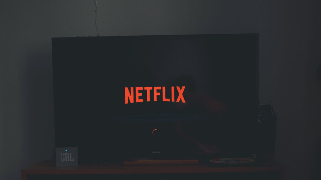 Netflix. // Source : Pexels/Fabio Lange (photo recadrée)
