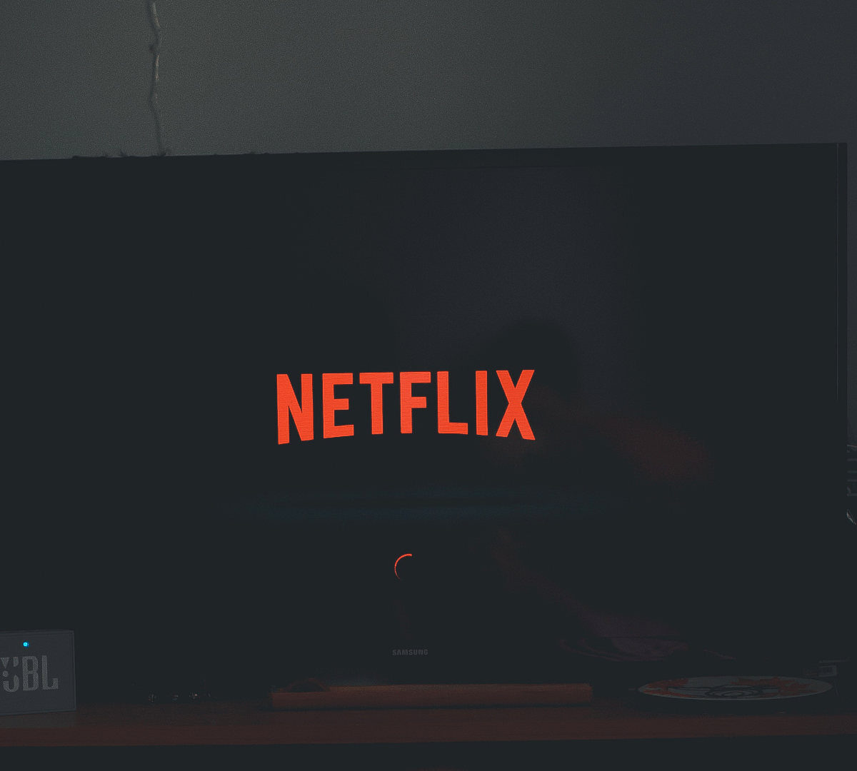 Netflix. // Source : Pexels/Fabio Lange (photo recadrée)