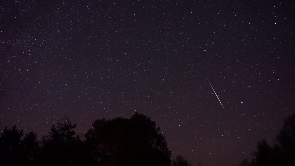 Un météore des Orionides. // Source : Flickr/CC/Mike Lewinski (photo recadrée)