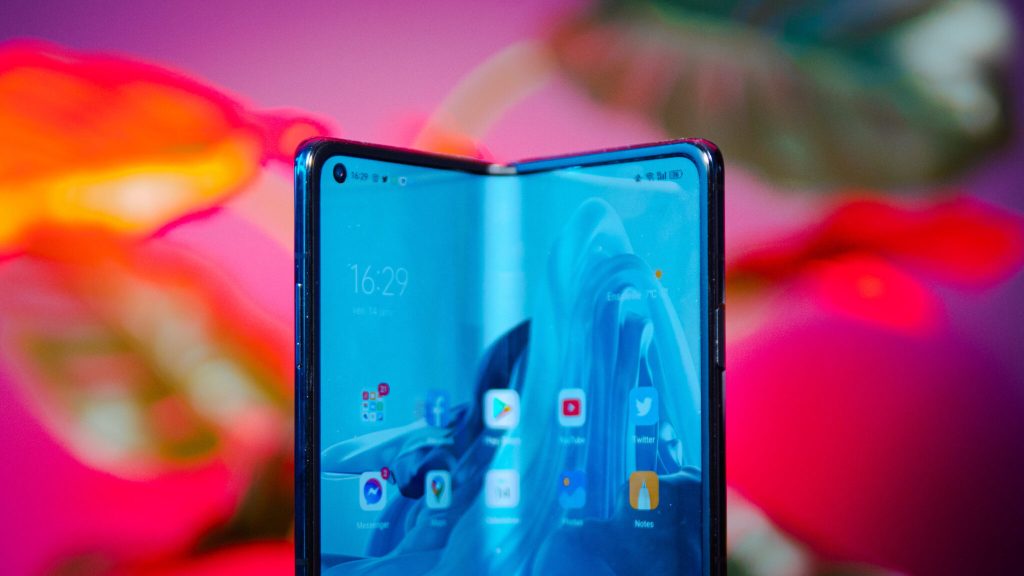 Le Oppo Find N ne se plie pas qu'à un seul endroit. // Source : Louise Audry pour Numerama Le Oppo Find N ne se plie pas qu'à un seul endroit. // Source : Louise Audry pour Numerama