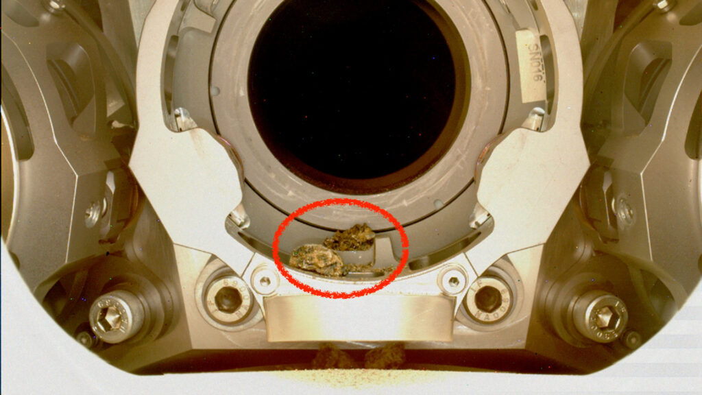Les débris coincés dans le système d'échantillonnage du rover. // Source : NASA/JPL-Caltech/MSSS (photo recadrée et annotée)