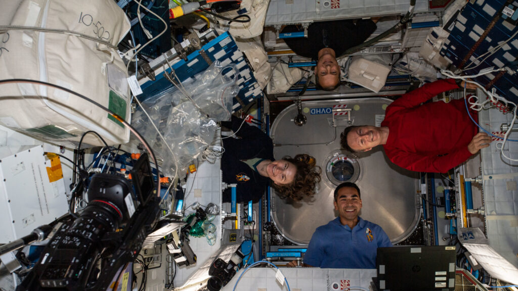 Les astronautes Raja Chari, Kayla Barron, Thomas Marshburn, Matthias Maurer. // Source : Nasa Johnson via Flickr (photo recadrée)