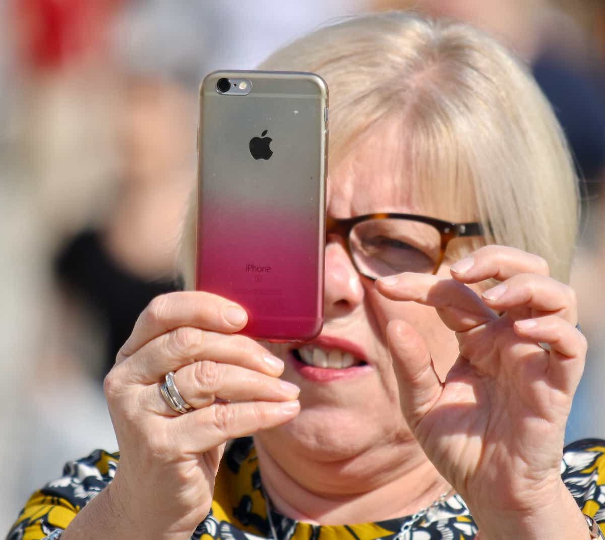 Une femme avec son iPhone // Source : pixnio/C00