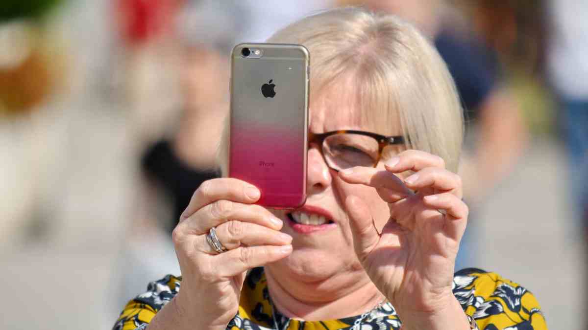 Une femme avec son iPhone // Source : pixnio/C00