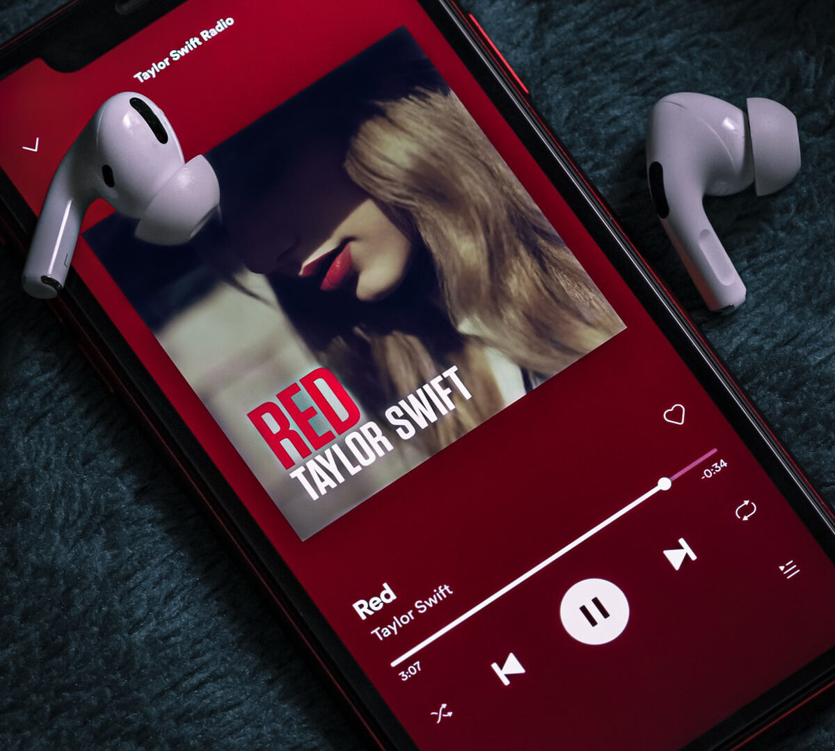 Spotify sur un smartphone. // Source : Unplash/Omid Armin (photo recadrée)