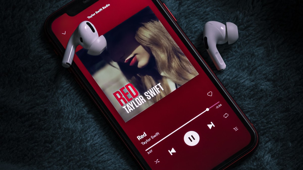 Spotify sur un smartphone. // Source : Unplash/Omid Armin (photo recadrée)