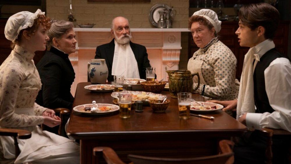 The Gilded Age se concentre également sur le monde des domestiques, tout comme Downton Abbey avant elle // Source : Alison Cohen Rosa/HBO