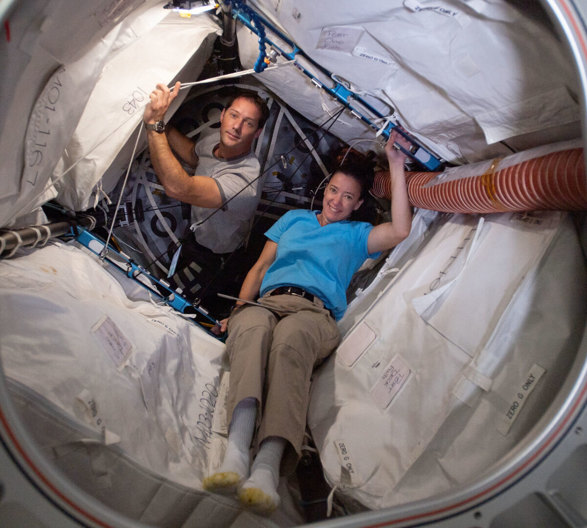 Thomas Pesquet et Megan McArthur dans l'ISS. // Source : Via Flickr Nasa Johnson (photo recadrée)