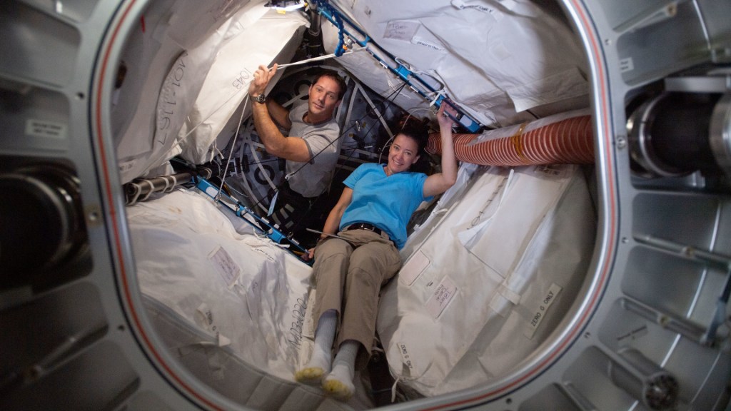 Thomas Pesquet et Megan McArthur dans l'ISS. // Source : Via Flickr Nasa Johnson (photo recadrée)
