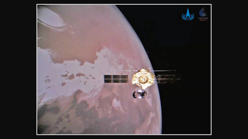 L'image entière de la sonde Tianwen-1 au-dessus de Mars. // Source : CNSA