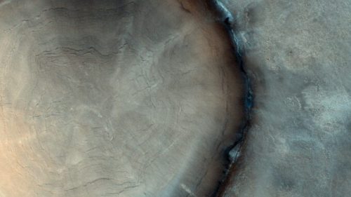 Cratère martien ressemblant à un tronc d'arbre. // Source : Agence spatiale européenne