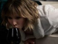 Anna boit beaucoup dans La Femme qui habitait en face de la fille à la fenêtre // Source : Colleen E. Hayes/Netflix