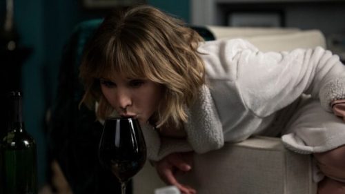 Anna boit beaucoup dans La Femme qui habitait en face de la fille à la fenêtre // Source : Colleen E. Hayes/Netflix