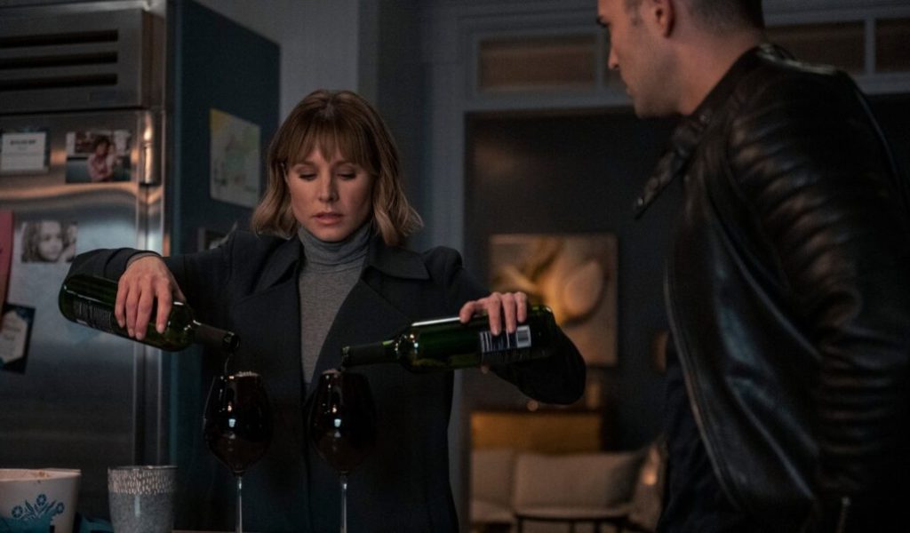 Dans cette série, les verres de vin sont très remplis // Source : Colleen E. Hayes/Netflix