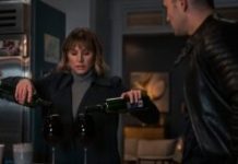 Dans cette série, les verres de vin sont très remplis // Source : Colleen E. Hayes/Netflix