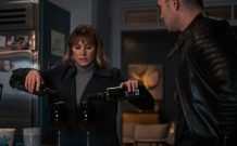 Dans cette série, les verres de vin sont très remplis // Source : Colleen E. Hayes/Netflix Dans cette série, les verres de vin sont très remplis // Source : Colleen E. Hayes/Netflix