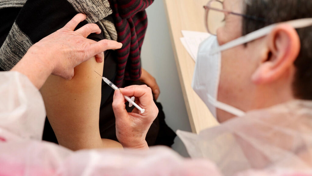 Vaccination covid-19. // Source : Flickr/CC/Département des Yvelines (photo recadrée)
