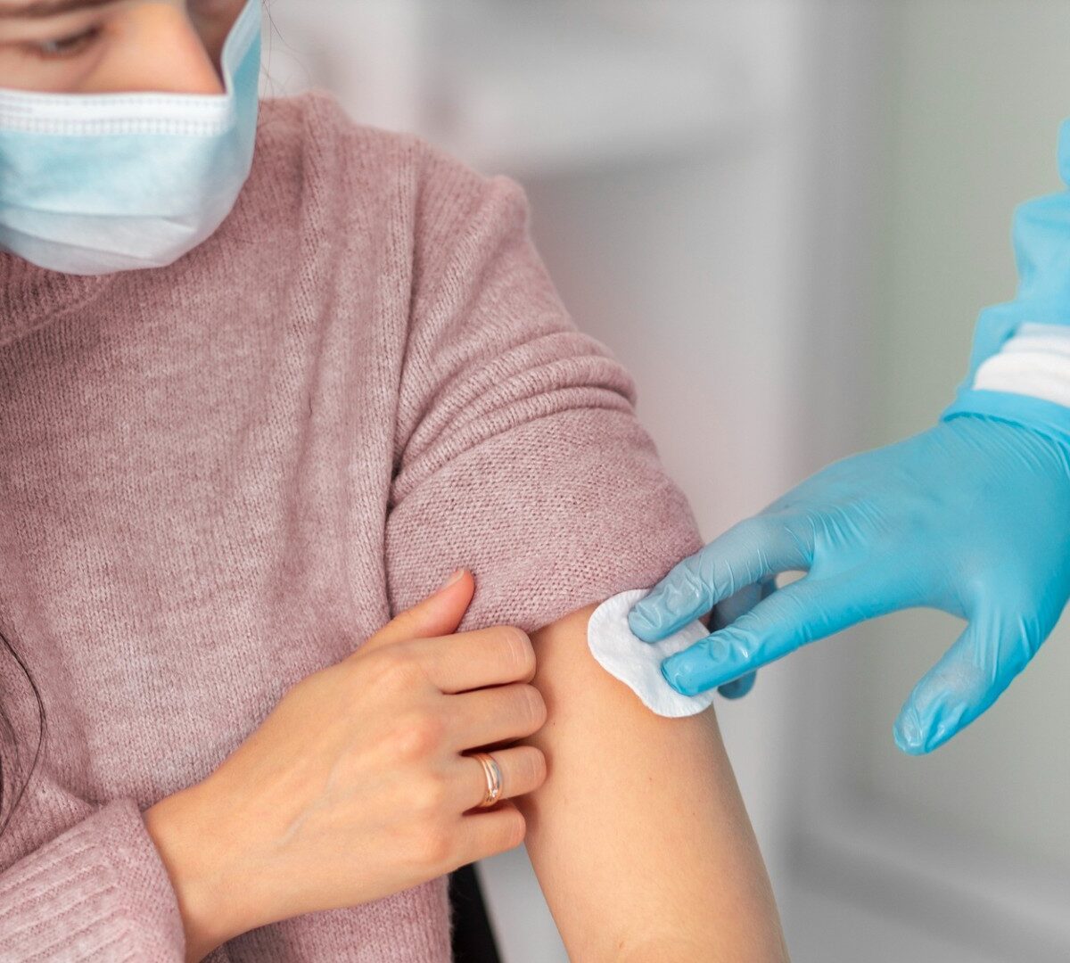 Le vaccin contre le covid peut créer une petite douleur temporaire au bras. // Source : Freepik