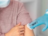 Le vaccin contre le covid peut créer une petite douleur temporaire au bras. // Source : Freepik