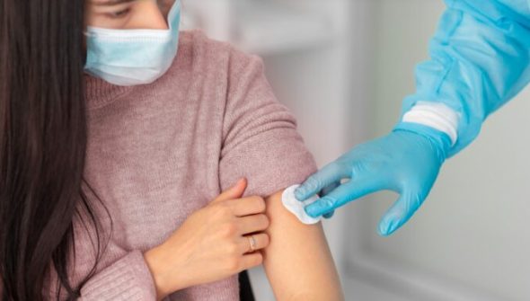 Le vaccin contre le covid peut créer une petite douleur temporaire au bras. // Source : Freepik