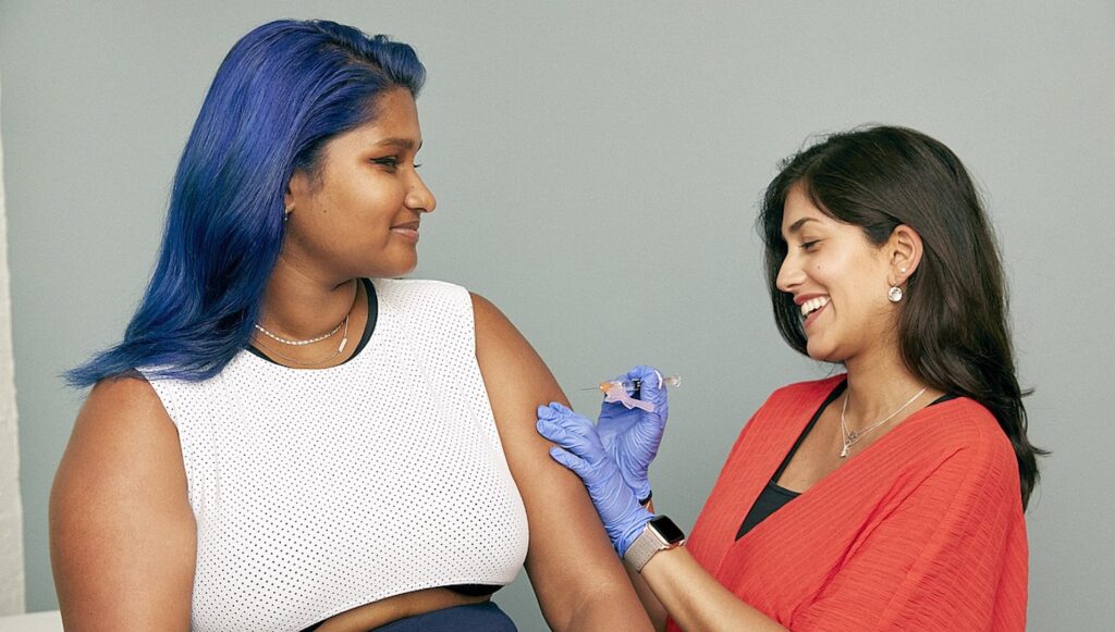 Une femme se fait vacciner // Source : Wikimedia Commons/SELF Magazine