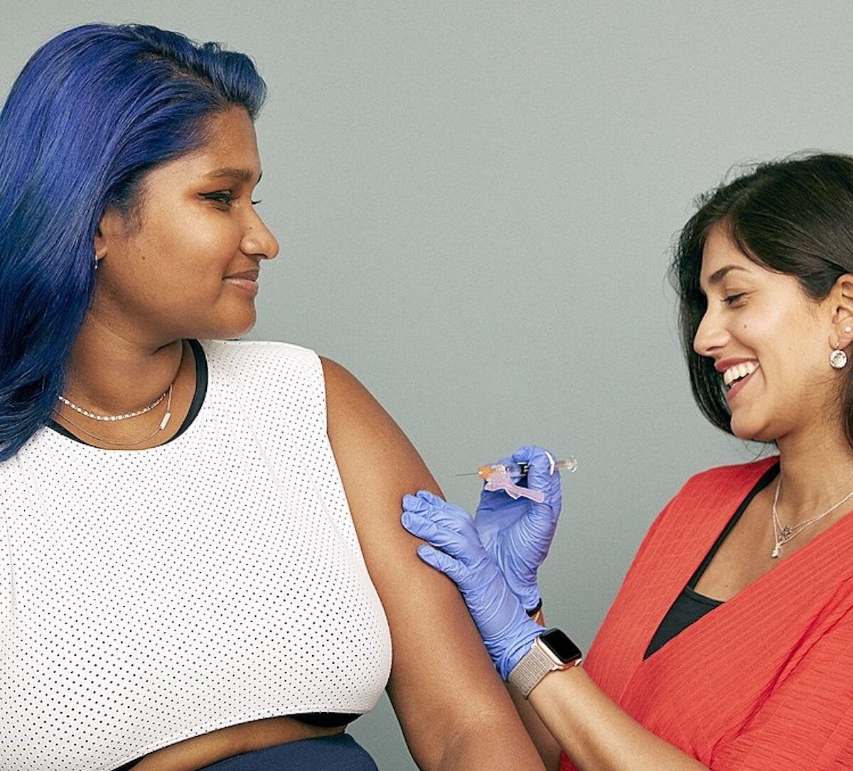 Une femme se fait vacciner // Source : Wikimedia Commons/SELF Magazine