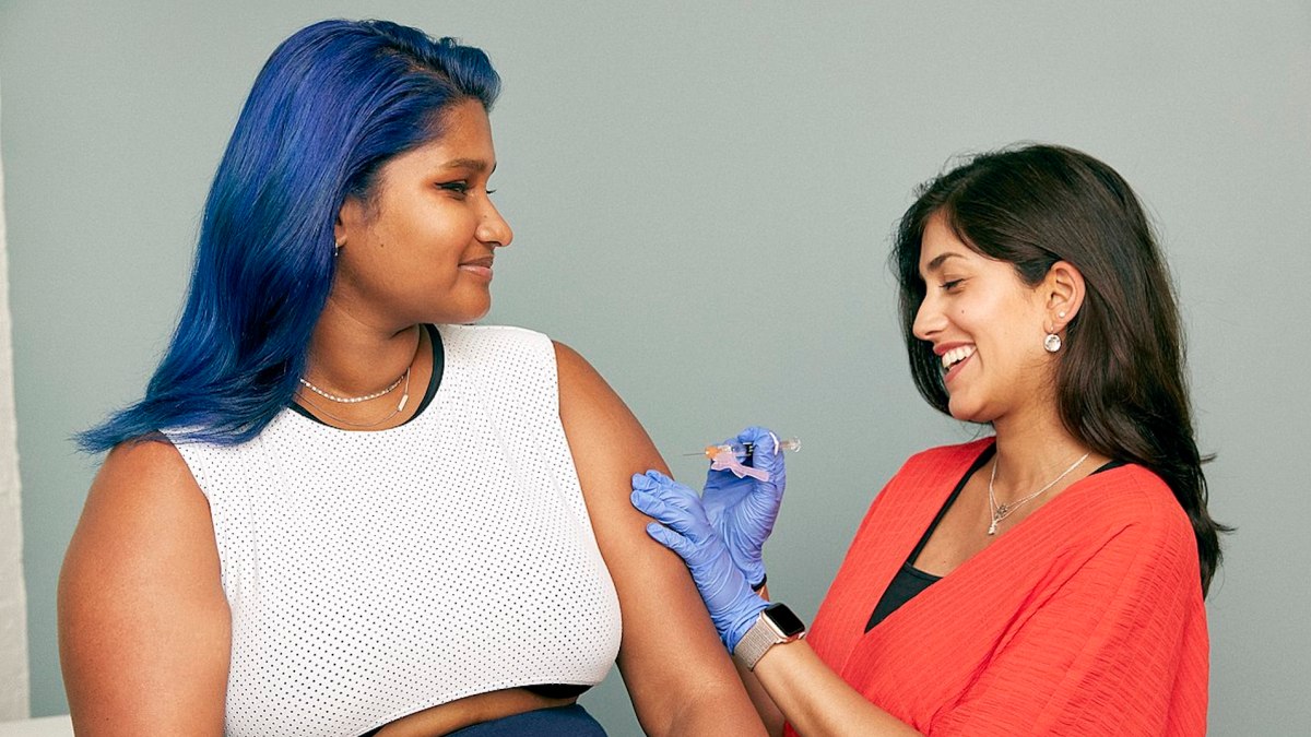 Une femme se fait vacciner // Source : Wikimedia Commons/SELF Magazine