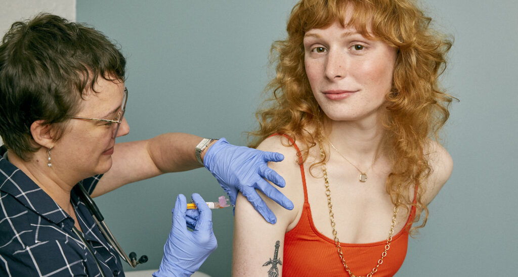 Une femme se fait vacciner // Source : Flickr/CC/SELF magazine