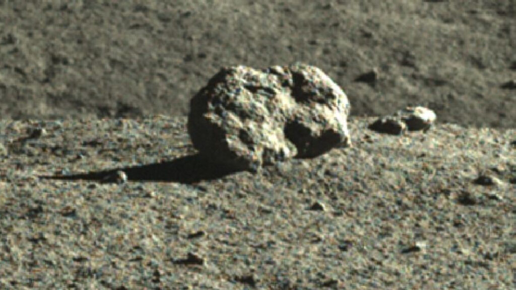 La roche, qui a vaguement une forme de lapin. // Source : CNSA/CLEP/我们的太空 (photo recadrée)
