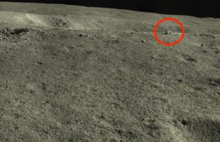 Le rocher sur la Lune. // Source : CNSA/CLEP/我们的太空 (photo recadrée)