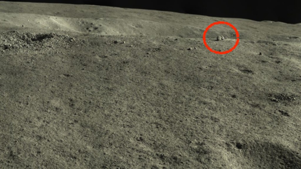 Le rocher sur la Lune. // Source : CNSA/CLEP/我们的太空 (photo recadrée)