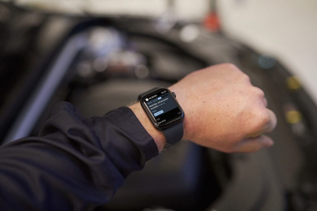 L'application développée par Volvo affiche la liste des rendez-vous des techniciens sur l'Apple Watch. // Source : Volvo / Apple