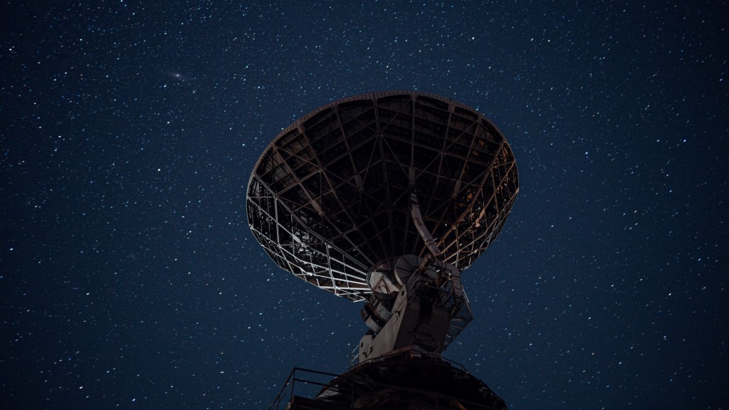 Antenne et ciel étoilé. // Source : Pexels/Igor Mashkov (photo recadrée)