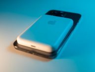Batterie Externe MagSafe  + iPhone— Apple // Source : Unsplash