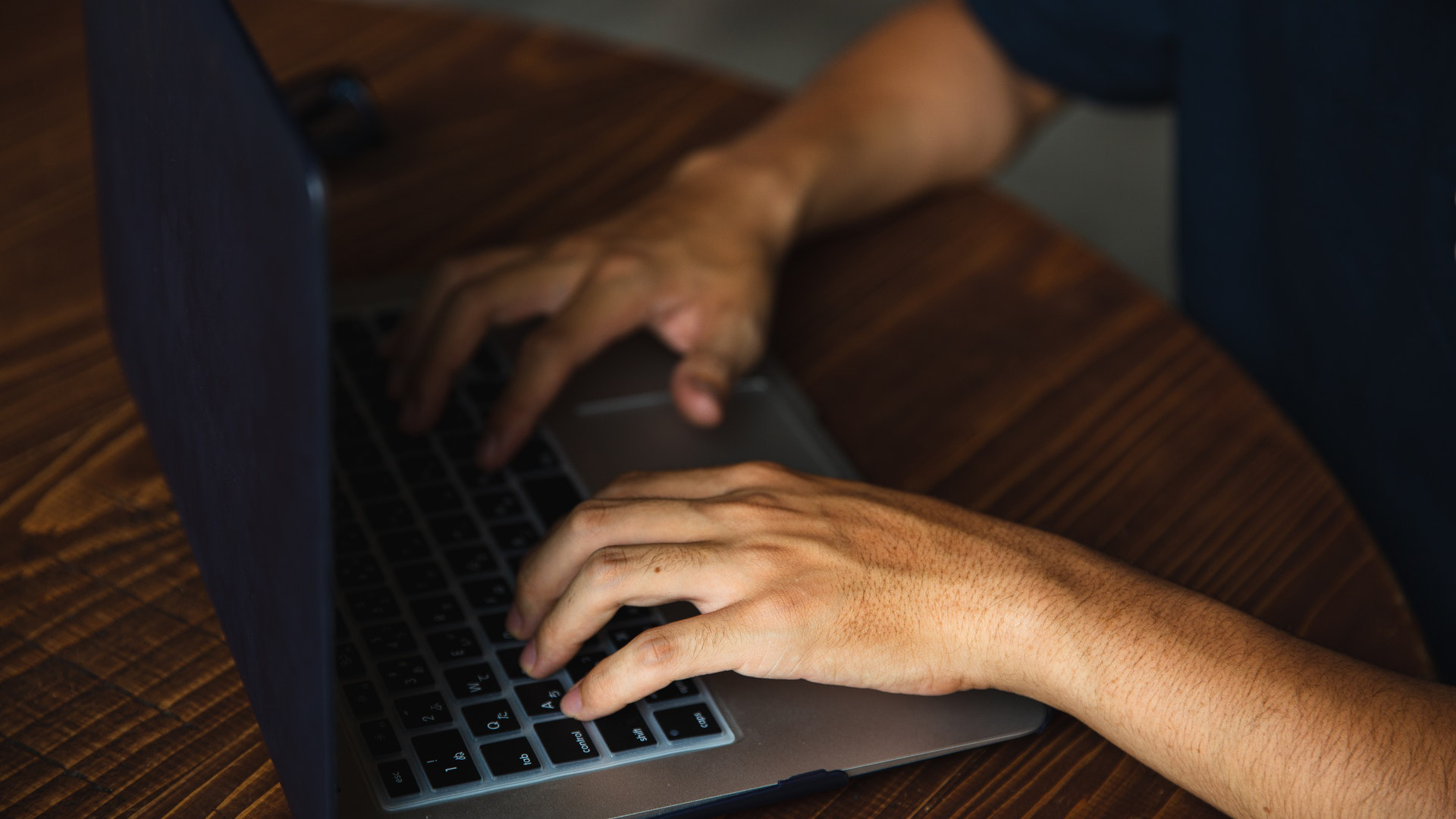 Des mains sur un clavier. // Source : Pexels/Ryutaro Tsukata (photo recadrée)