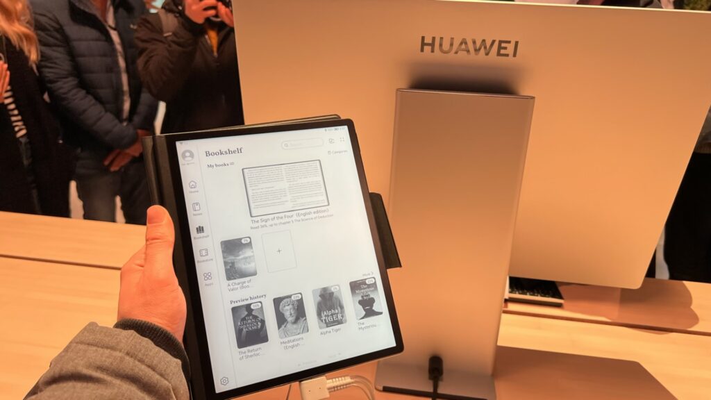 Voici la liseuse géante de Huawei, avec son écran e-Ink. // Source : Numerama