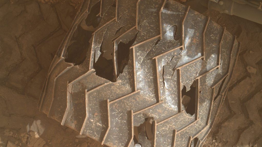 Une roue de Curiosity le 27 janvier 2022. // Source : NASA/JPL-Caltech/MSSS (photo recadrée)