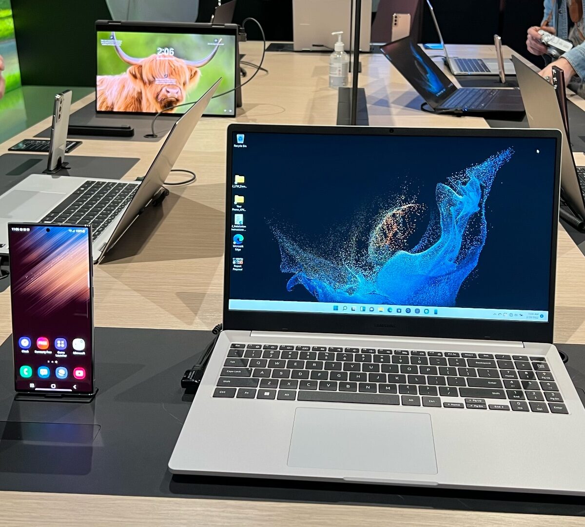 Les Samsung Galaxy Book 2. // Source : Numerama