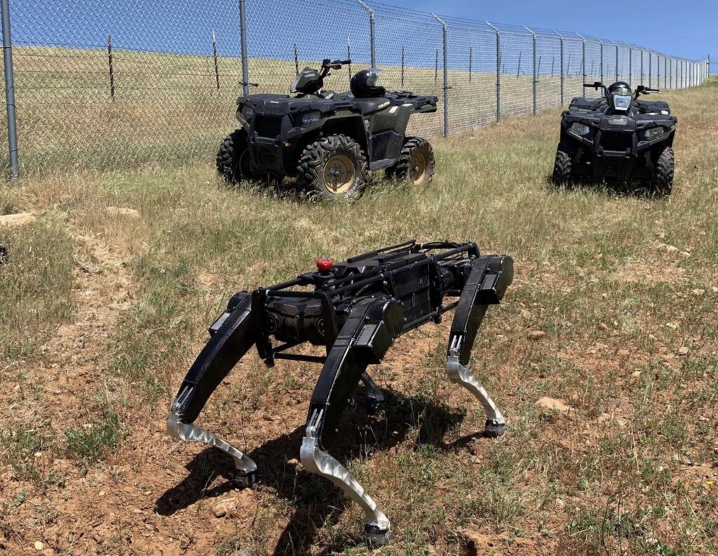 Un chien robot patrouilleur à la frontière USA-Mexique // Source : Ghost Robotics.